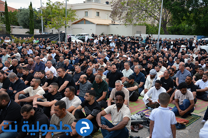 اهالي جلجولية يؤدون صلاة عيد الاضحى في ساحة مسجد الروضة في جلجولية 